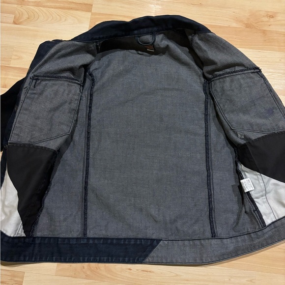 Dark wash volcom denim jean jacket with contrast sleeves and snap buttons - Picture 5 of 6